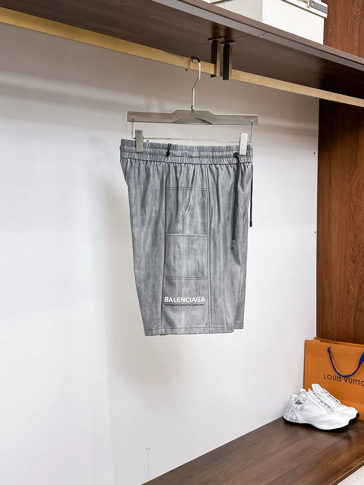 Balenciaga's three-standard complete 2026 summer New Arrival men's casual shorts, advanced custom-made Breathable fabric, Breathable fabric, extremely stretchy and comfortable, impeccable details, top-grade accessories, original logo design concept, delicate and soft feel! The upper body fit is awesome! Size: M-XXXL Please state your height and weight when ordering